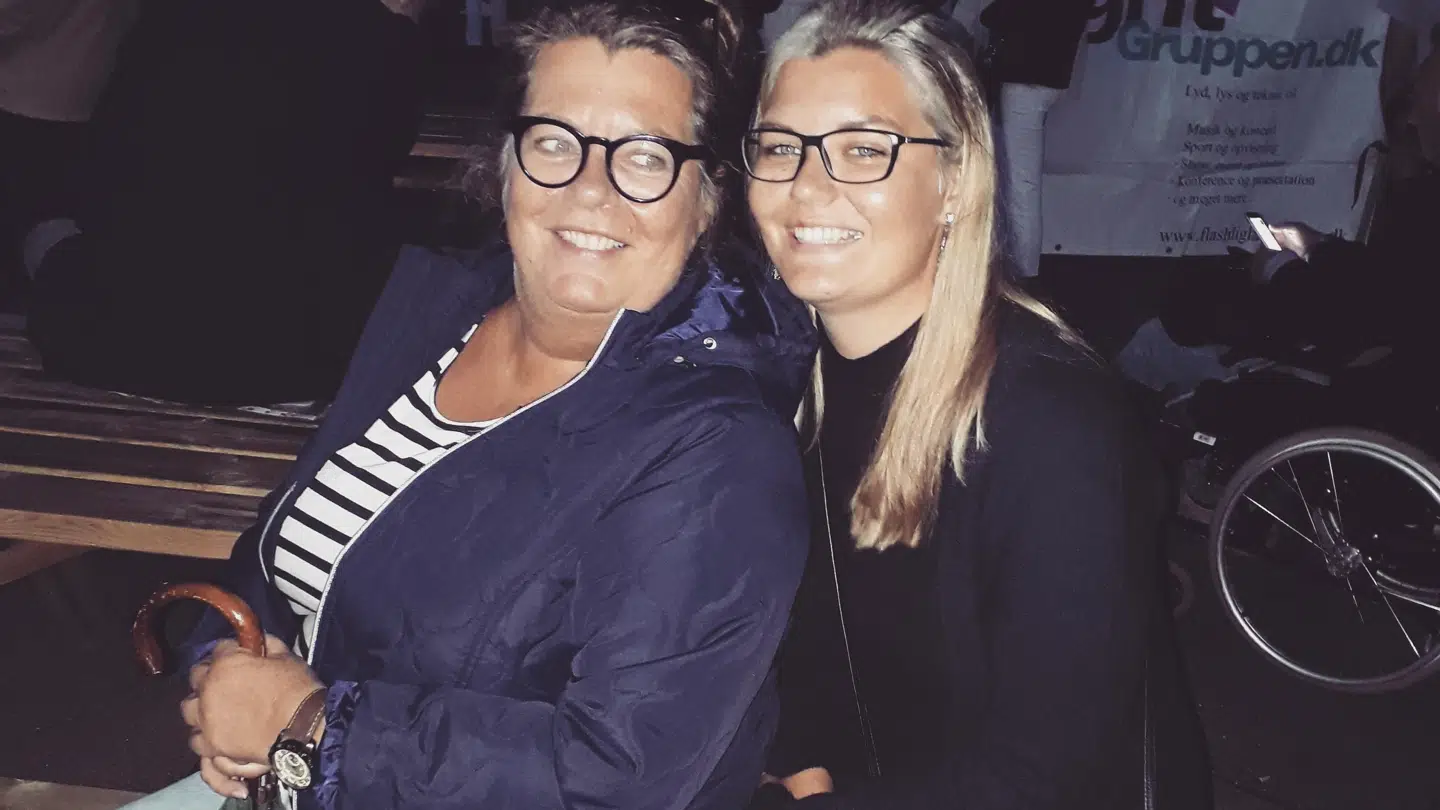 Ninna Hedeager Rasmussen fik helt hvidt hår på grund af immunterapien, der også gjorde hende ekstremt træt og gav hende kvalme. På billedet ses Ninna Hedeager Rasmussen sammen med sin mor. (Privatfoto)