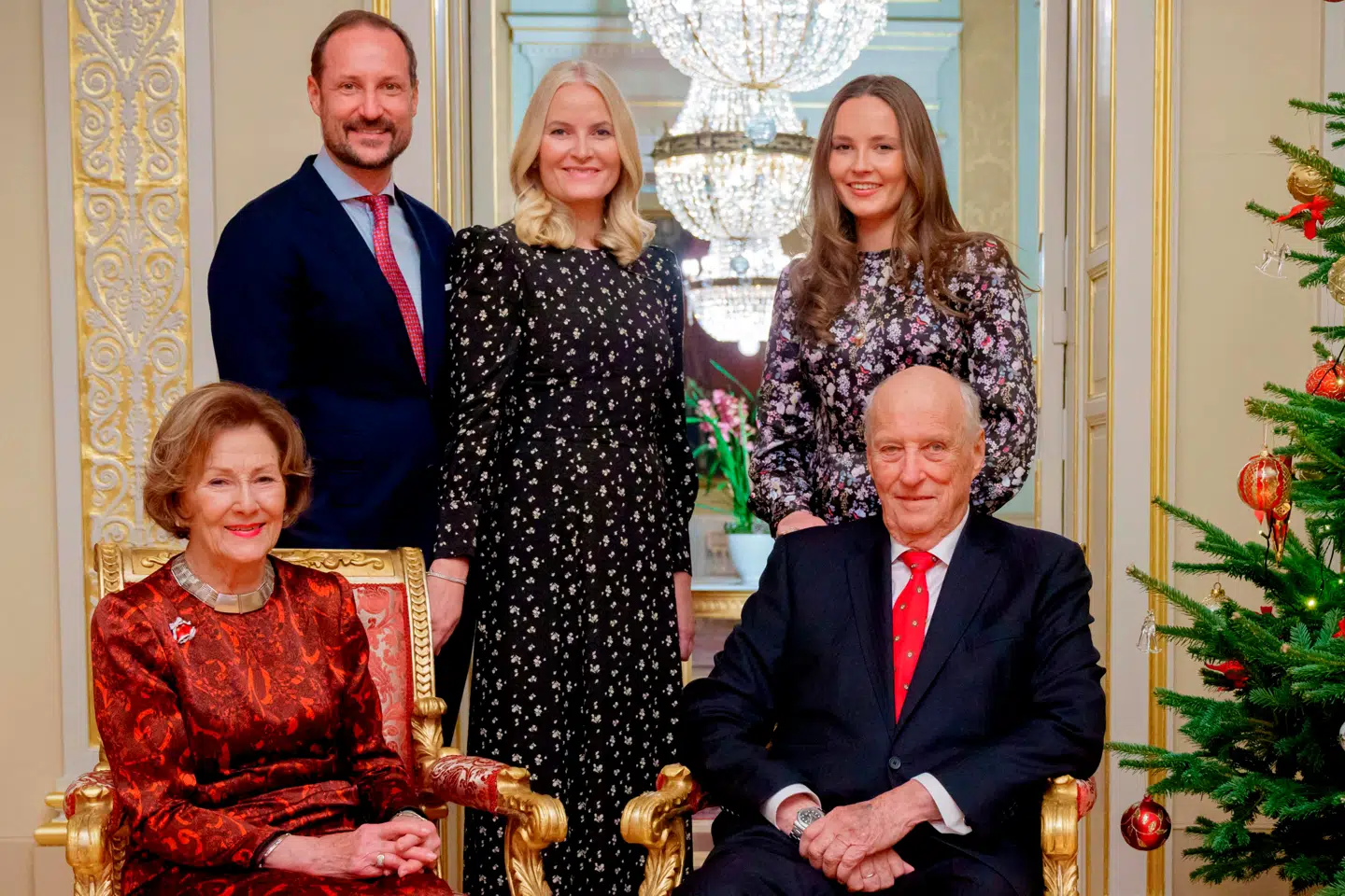 Det norske kongepar er fortsat populært, men særligt kronprinsesse Mette-Marit møder hån i den norske befolkning efter sine skandalesager. Og det kan koste monarkiet dyrt, lyder det fra en ekspert. Her ses kongeparret og kronprinsparret med tronfølgeren prinsesse Ingrid Alexandra til forrige års officielle julebillede fra Slottet i Oslo.