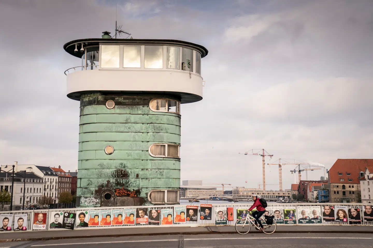 Praksis med at udpege byrådsmedlemmer til bestyrelsesposter i de kommunale virksomheder er uheldig af flere grunde, skriver Ole P. Kristensen i denne leder. Her ses valgplakater i forbindelse med kommunalvalget 2021.