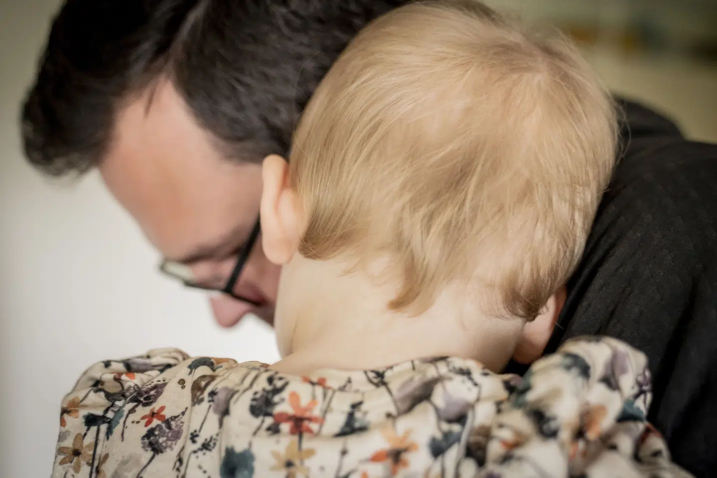 I en ny undersøgelse blandt forældre foretaget for ingeniørforeningen IDA svarer hver femte, at de inden for det seneste år har meldt sig selv syg for at passe et sygt barn. (Arkivfoto).