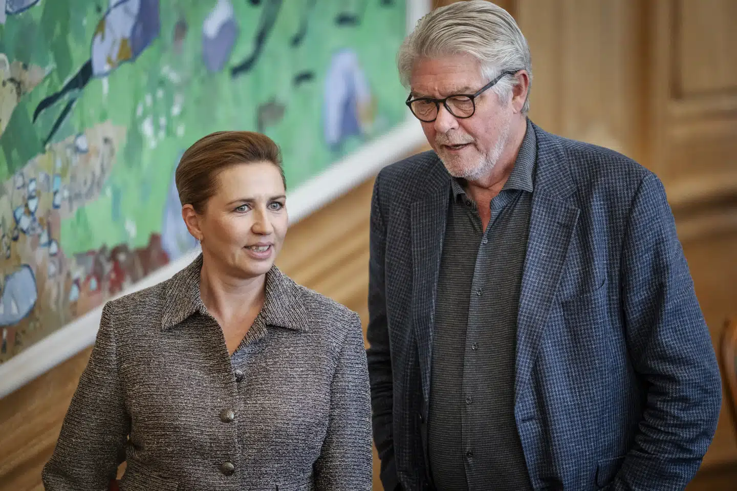 SF's Karsten Hønge, som her går med statsminister Mette Frederiksen (S) i Folketingssalen, blev udnyttet af russere i januar. (Arkivfoto).