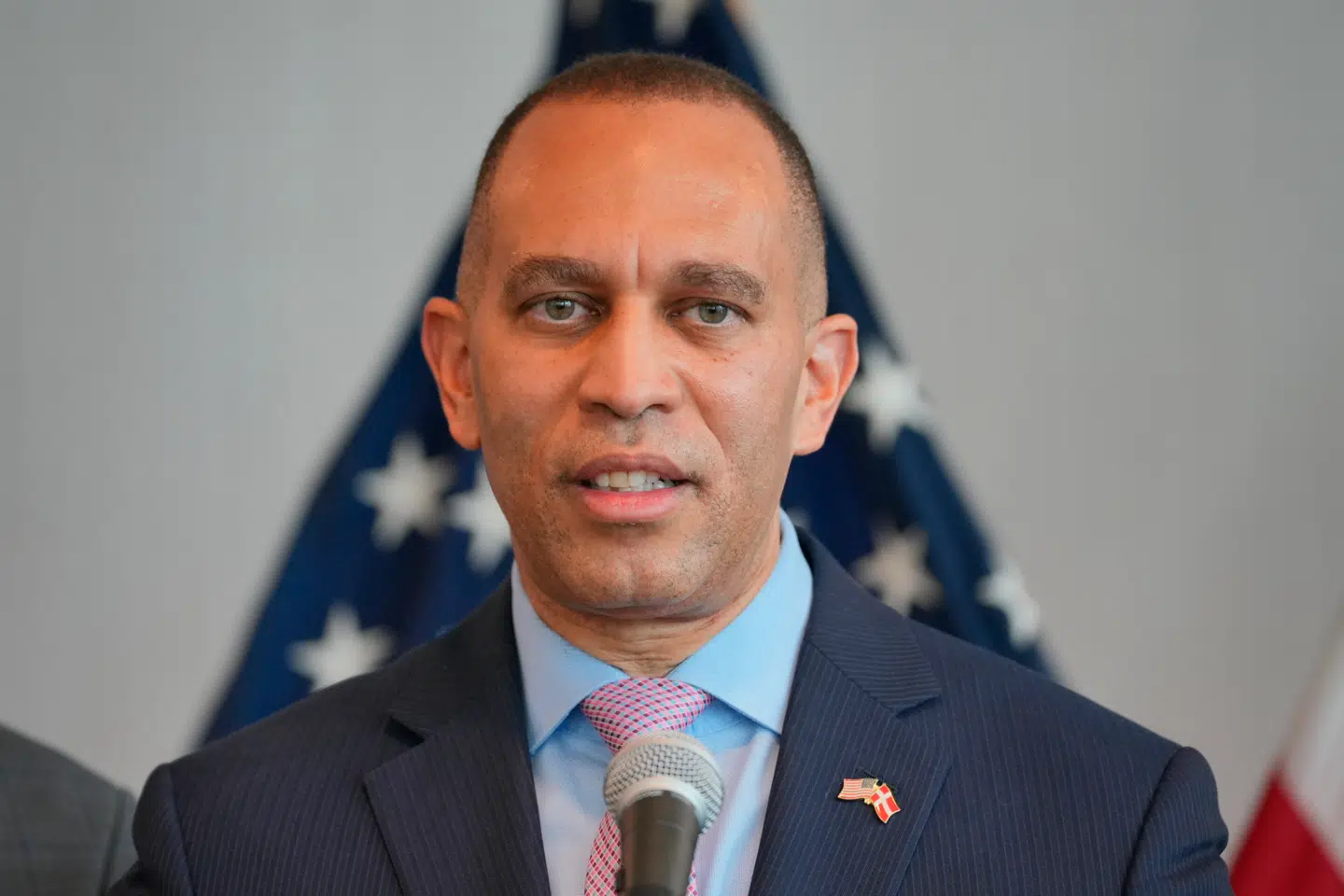 Demokraternes leder i Repræsentanternes Hus i USA, Hakeem Jeffries, er i disse dage på besøg i København.