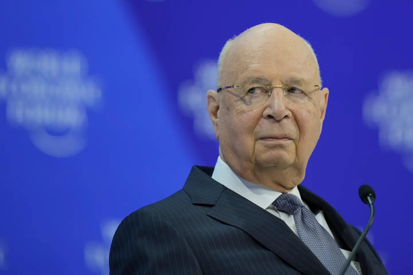 87-årige Klaus Schwab grundlagde World Economic Forum, der mest er kendt for sit årlige topmøde i Davos, Schweiz. Fra 1971 og indtil i denne uge stod han i spidsen for organisationen, der nu gransker ham efter anklager om misbrug af dens midler og manipulation af data.