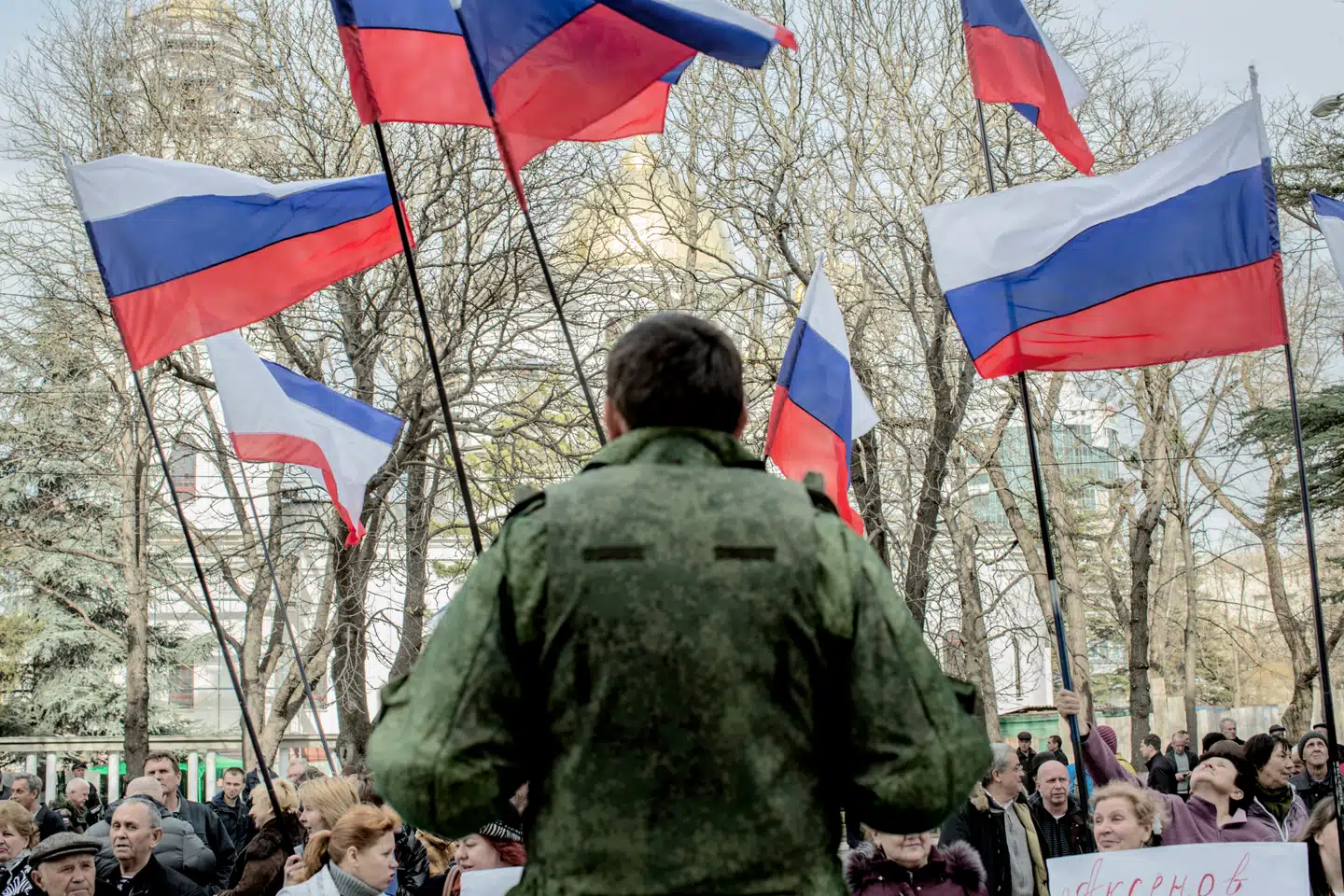 Billede fra 2014, hvor parlamentet på Krim-halvøen var besat af prorussiske militser, mens der ude foran var prorussiske demonstrationer.