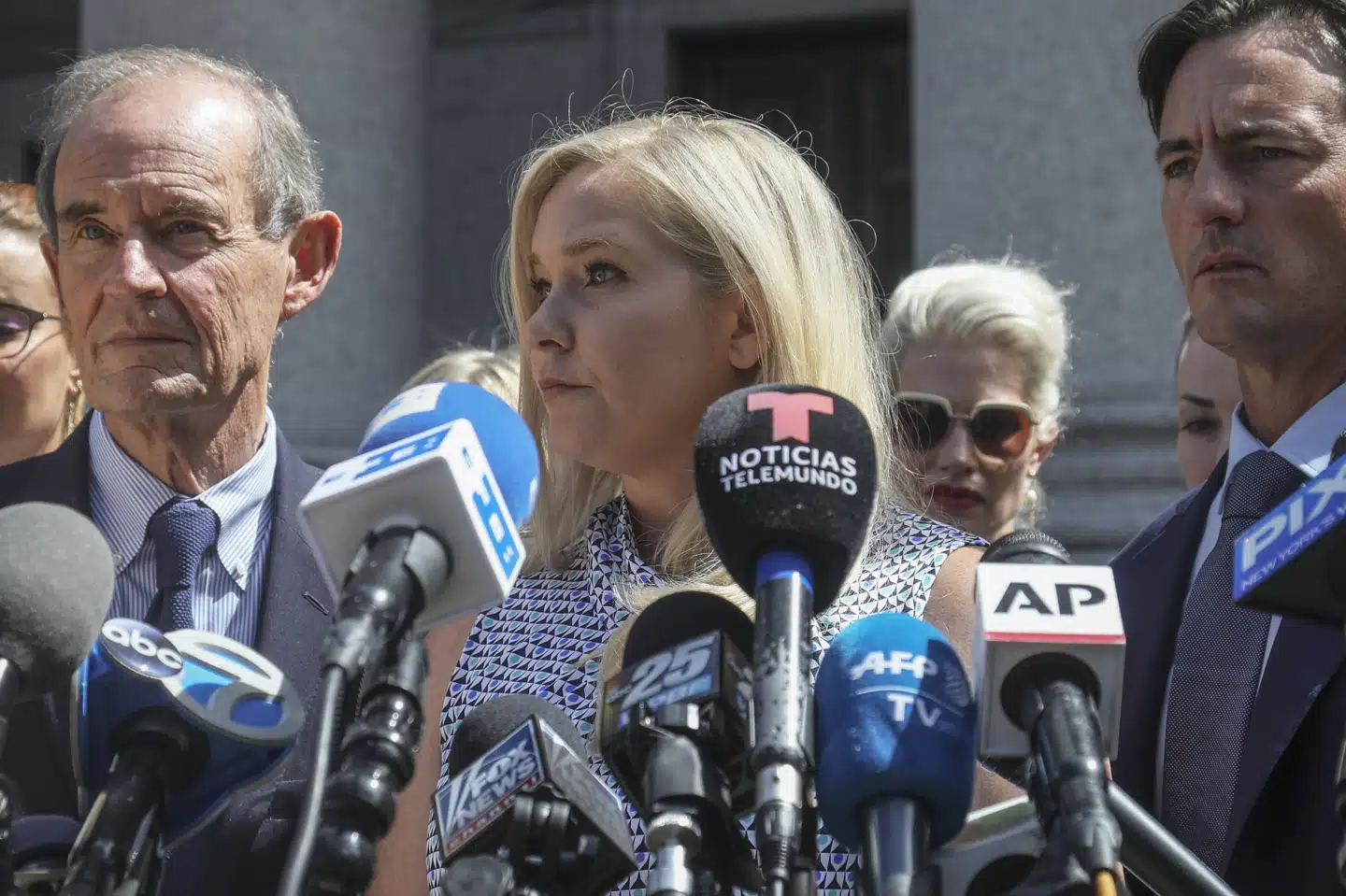 Virginia Giuffre ses her foran en retssag på Manhattan i New York. Her påstod hun, at den britiske prins Andrew i 2001 havde voldtaget hende, og at rigmanden Jeffrey Epstein havde holdt hende som sexslave. (Arkivfoto).