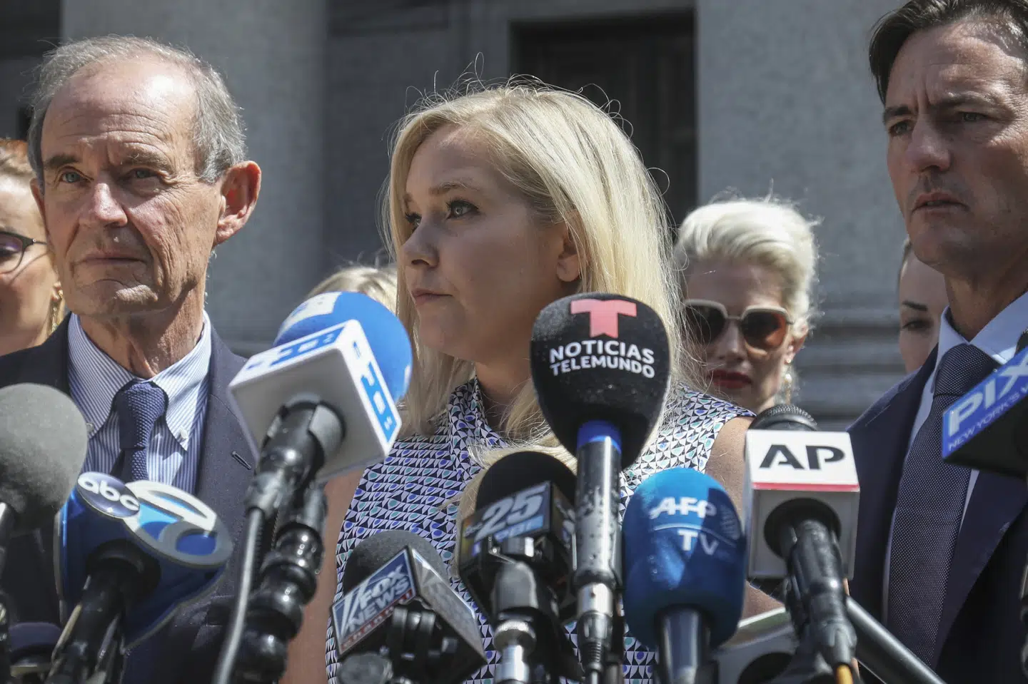 Virginia Giuffre ses her foran en retssag på Manhattan i New York. Her påstod hun, at den britiske prins Andrew i 2001 havde voldtaget hende, og at rigmanden Jeffrey Epstein havde holdt hende som sexslave. (Arkivfoto).