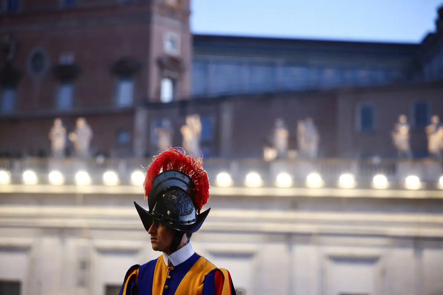 En soldat fra Vatikanets militære enhed Schweizergarden står vagt ved Peterspladsen lørdag morgen.