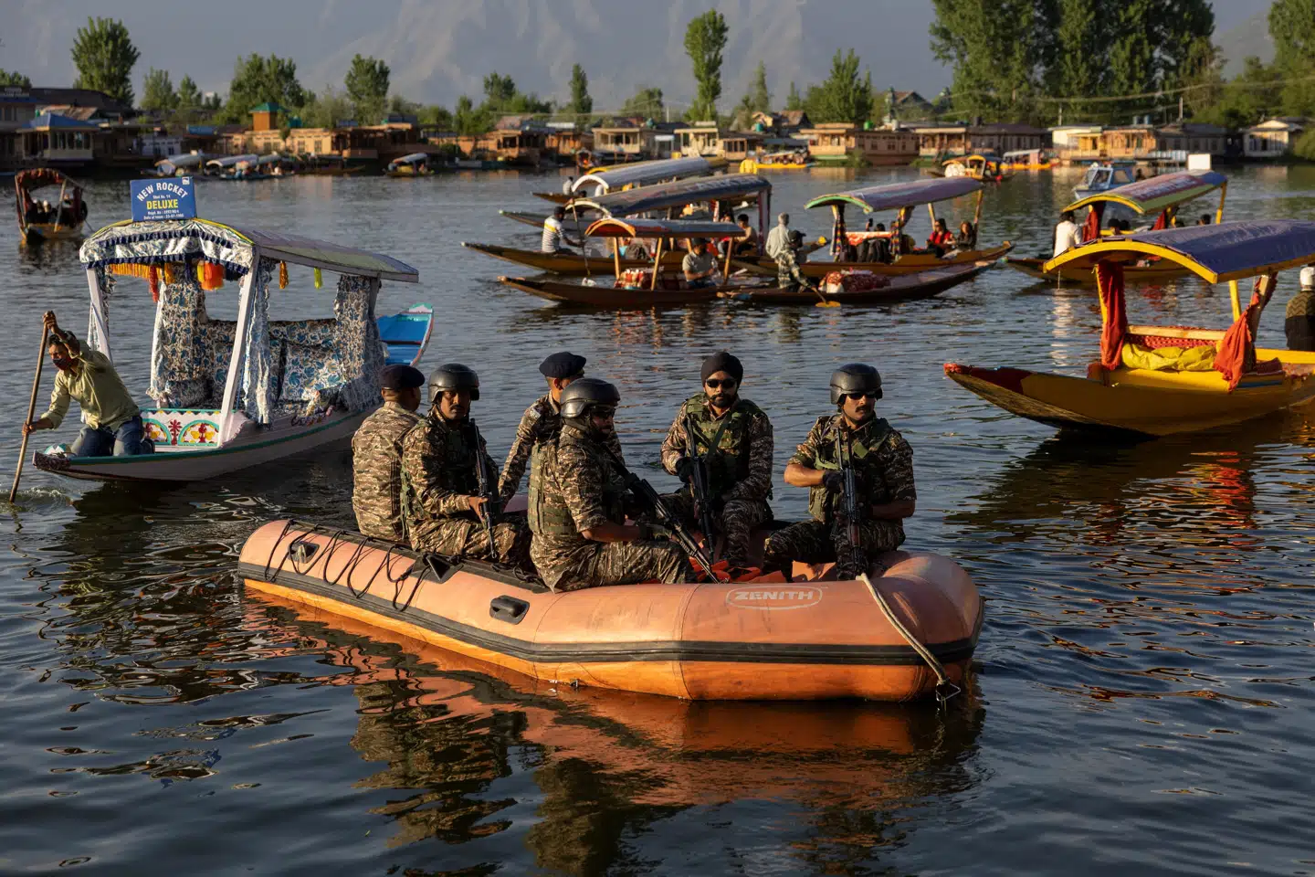 Indiske sikkerhedsstyrker patruljere søen Dal i kølvandet på angrebet i Pahalgam tidligere denne uge. 26 turister mistede livet i angrebet.
