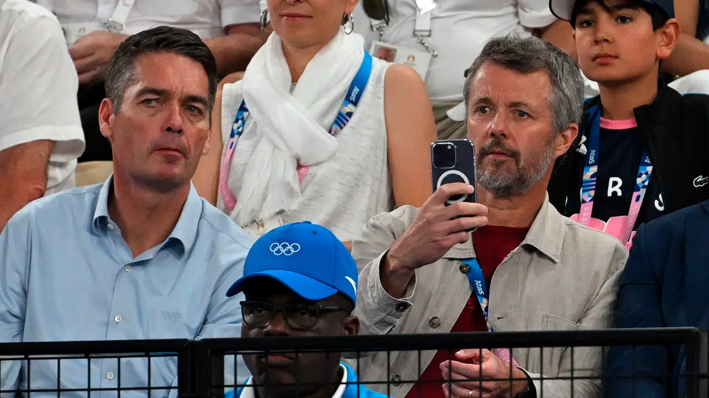 Poul-Erik Høyer ser badminton med Kong Frederik under OL i Paris 2024.