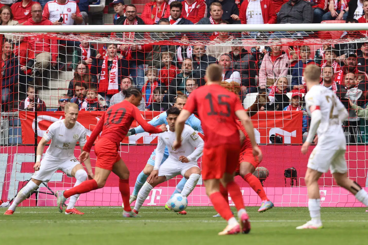 Leroy Sané bringer Bayern på 1-0 mod Mainz.