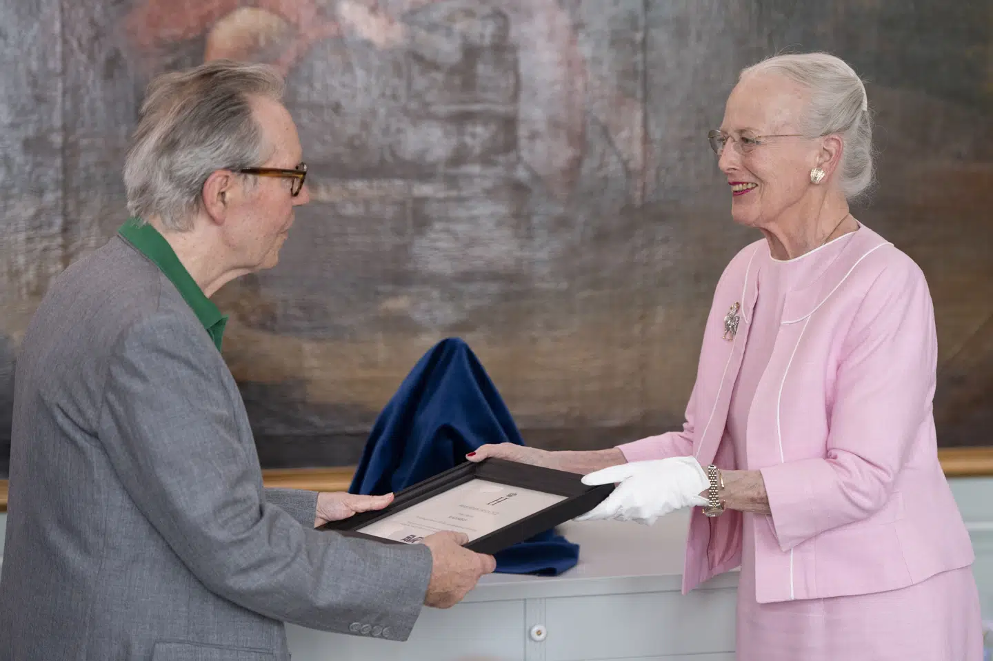 I 2022 blev Prins Henrik Prisen overrakt af dronning Margrethe til Klaus Høeck. Bag prisen står Danske Skønlitterære Forfattere og Dansk Forfatterforening. (Arkivfoto).