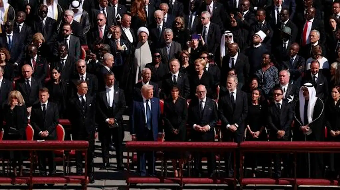 Til dagens begravelse sad dronning Mary (længst til højre) og præsident Donald Trump (syv pladser til venstre for hende) på første række. Det er der en særlig grund til.