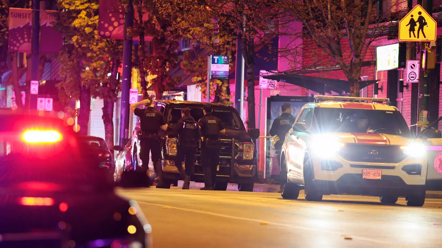 Politiet er massivt til stede ved en gadefestival i den canadiske by Vancouver, hvor flere har mistet livet efter at en bil pløjede ind i en menneskemængde tidlig søndag morgen dansk tid.