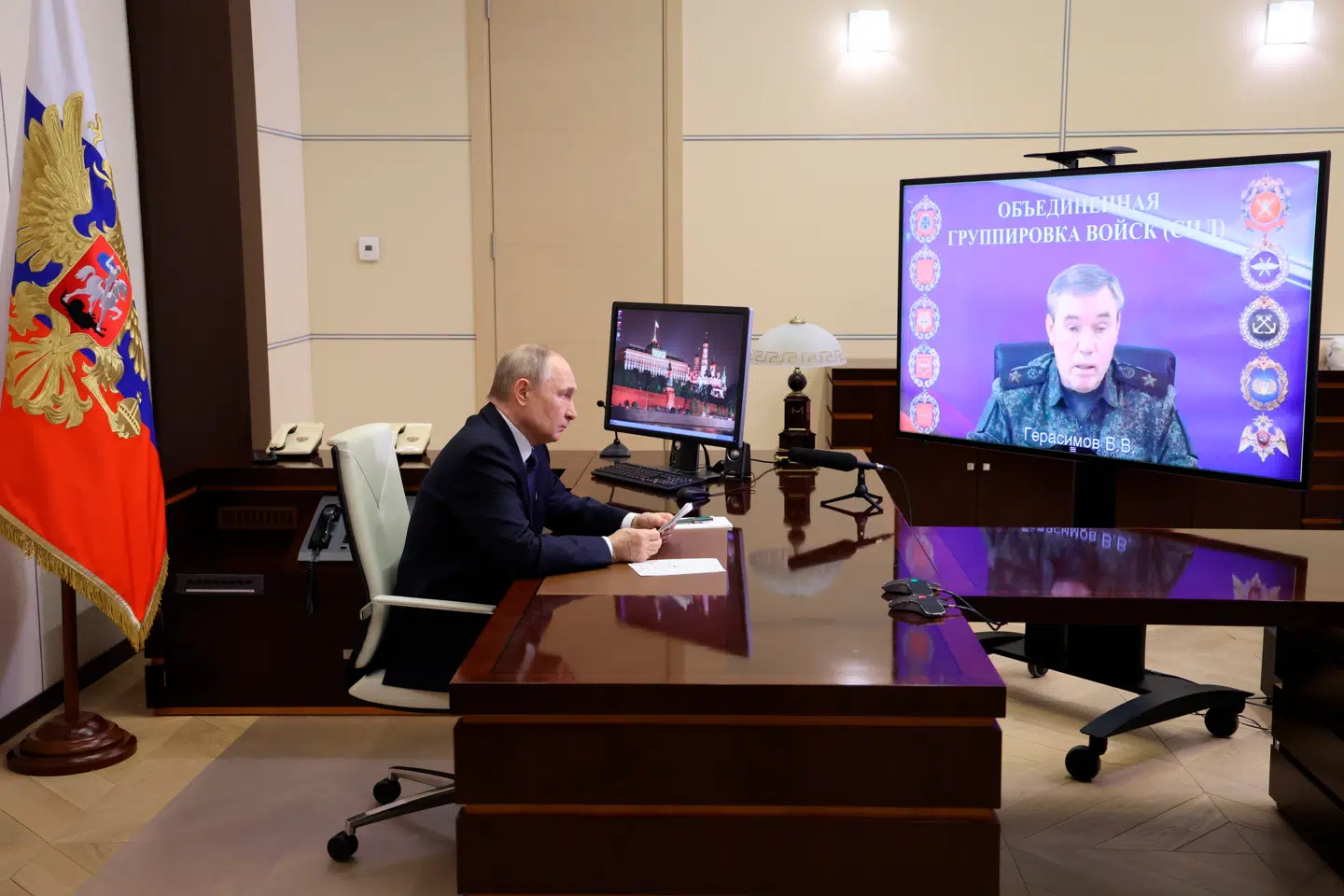 Den russiske hærs stabschef, Valerij Gerasimov, aflægger rapport til præsident Vladimir Putin. Rusland hævder, at Ukraine er fordrevet fra Kursk.