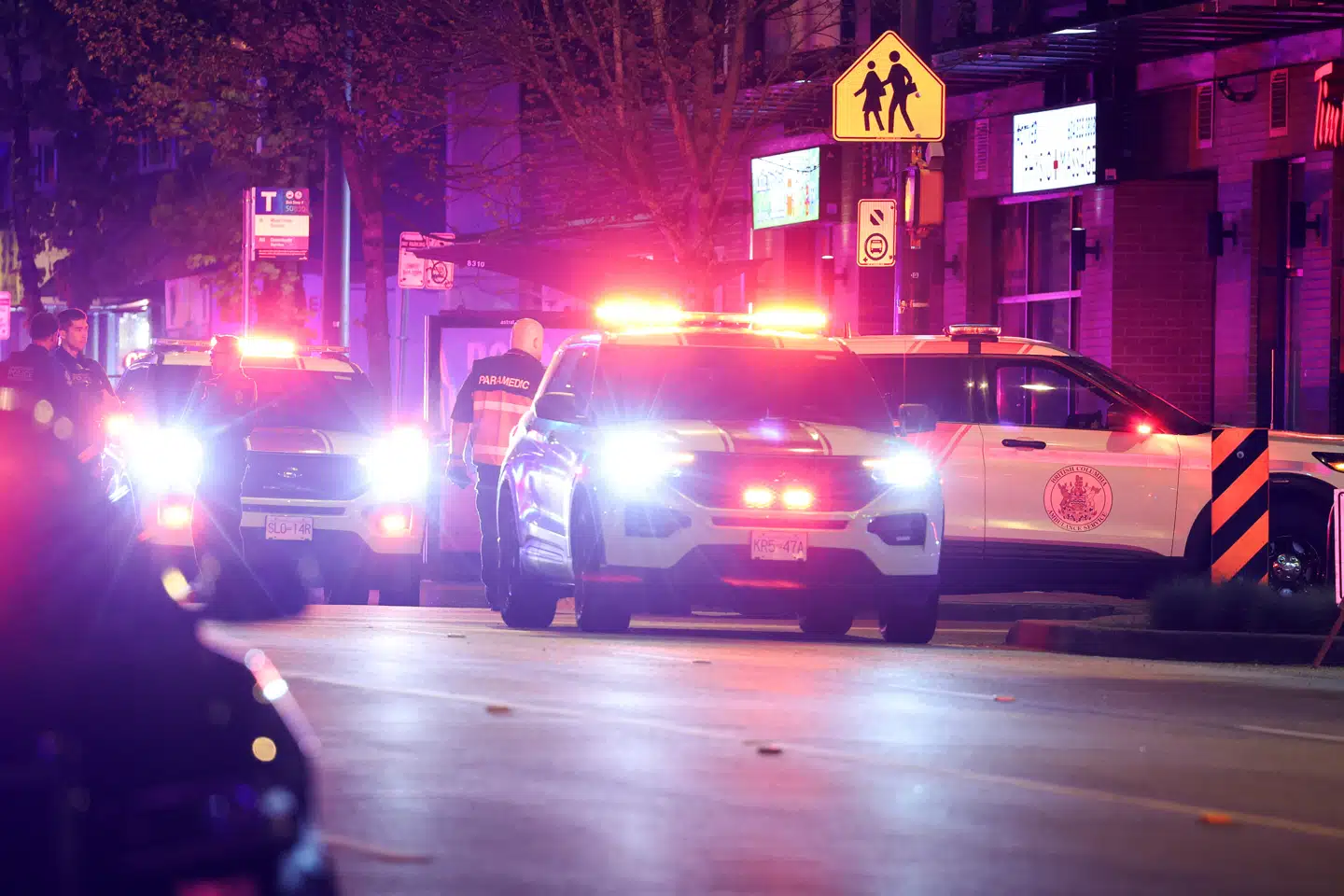 Bilens chauffør er blevet pågrebet af politiet efter hændelsen.