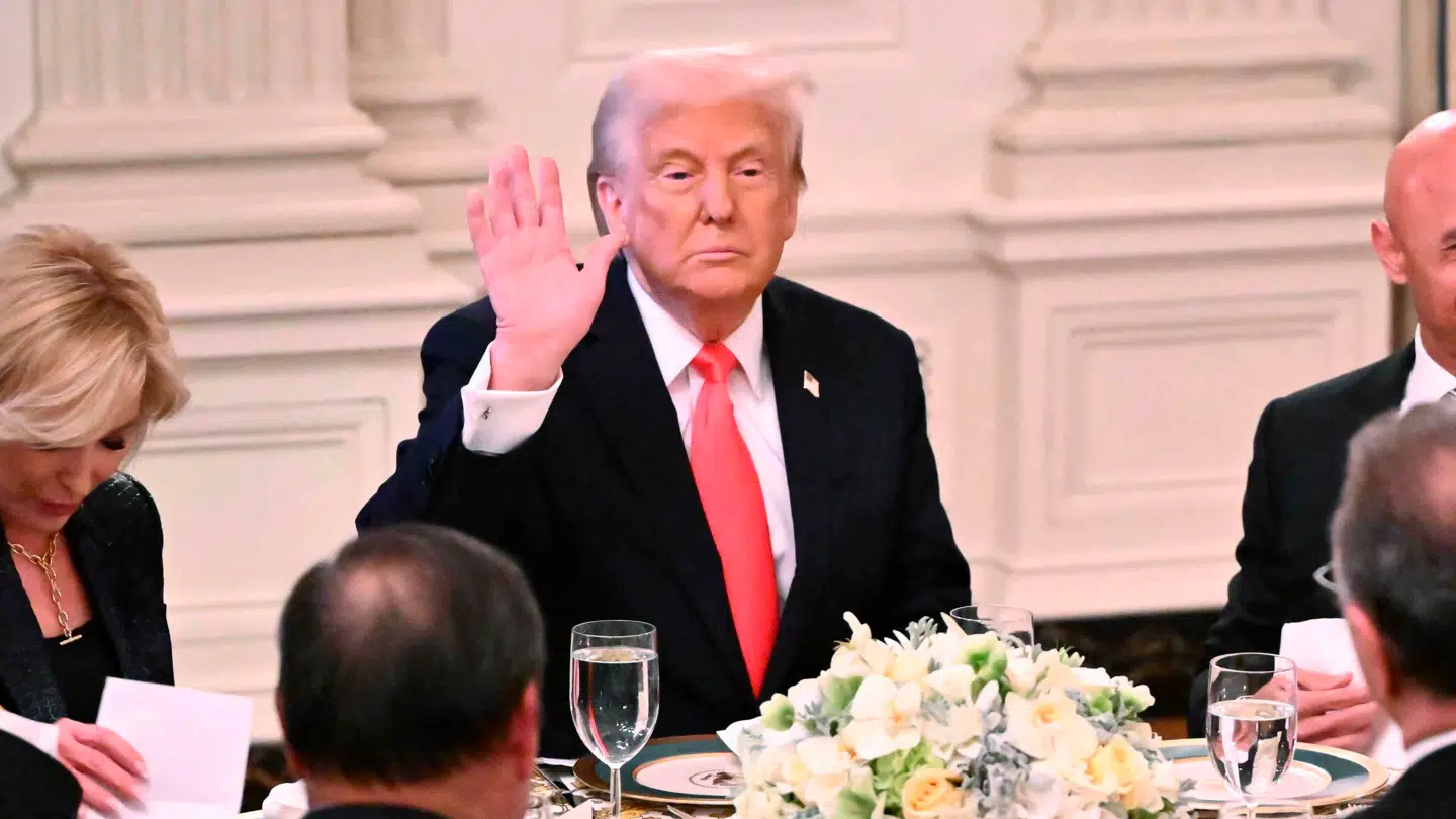 Nu kan du købe dig til en middag med Donald Trump.