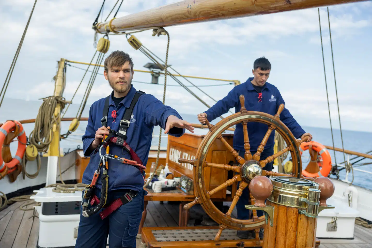 Simon Lindahl Strøm (tv.) er en af de 62 elever på Skoleskibet Georg Stage. Skibseleverne er inddelt i tre vagthold af 20 elever. Vagtholdene skiftes til at stå for sejladsen, mens de andre hold har undervisning eller har fri.