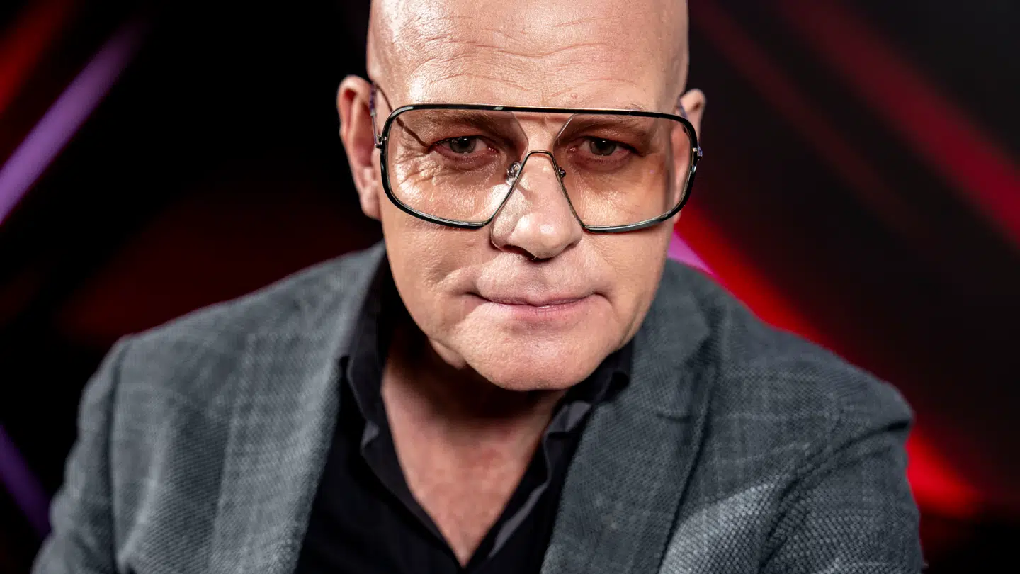 X Factor-dommer Thomas Blachman har sat en gevaldig debat i gang på Facebook, efter han i et opslag på Facebook er kommet med hårde ord om Christopher Kjær og hans rige forældre.