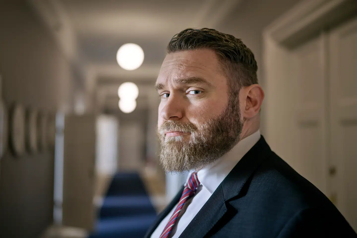 Liberal Alliance ønsker ikke en dansk udtræden af Den Europæiske Menneskerettighedskonvention, understreger udlændingeordfører Steffen Larsen. Men to konkrete tiltag skal forhindre konventionen i fremover at sætte en stopper for udvisninger af kriminelle udlændinge. Eksperter tvivler dog på, hvor realistiske tiltagene er.