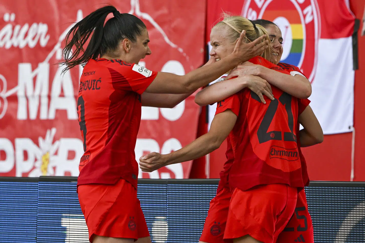 Pernille Harder tiljubles efter sin scoring til 2-1.