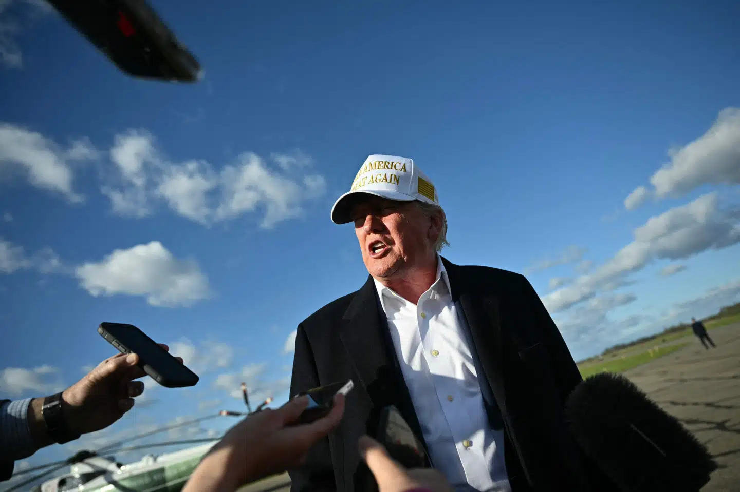 USA's præsident, Donald Trump, taler med journalister, før han går om bord på Air Force One og flyver til Washington D.C.