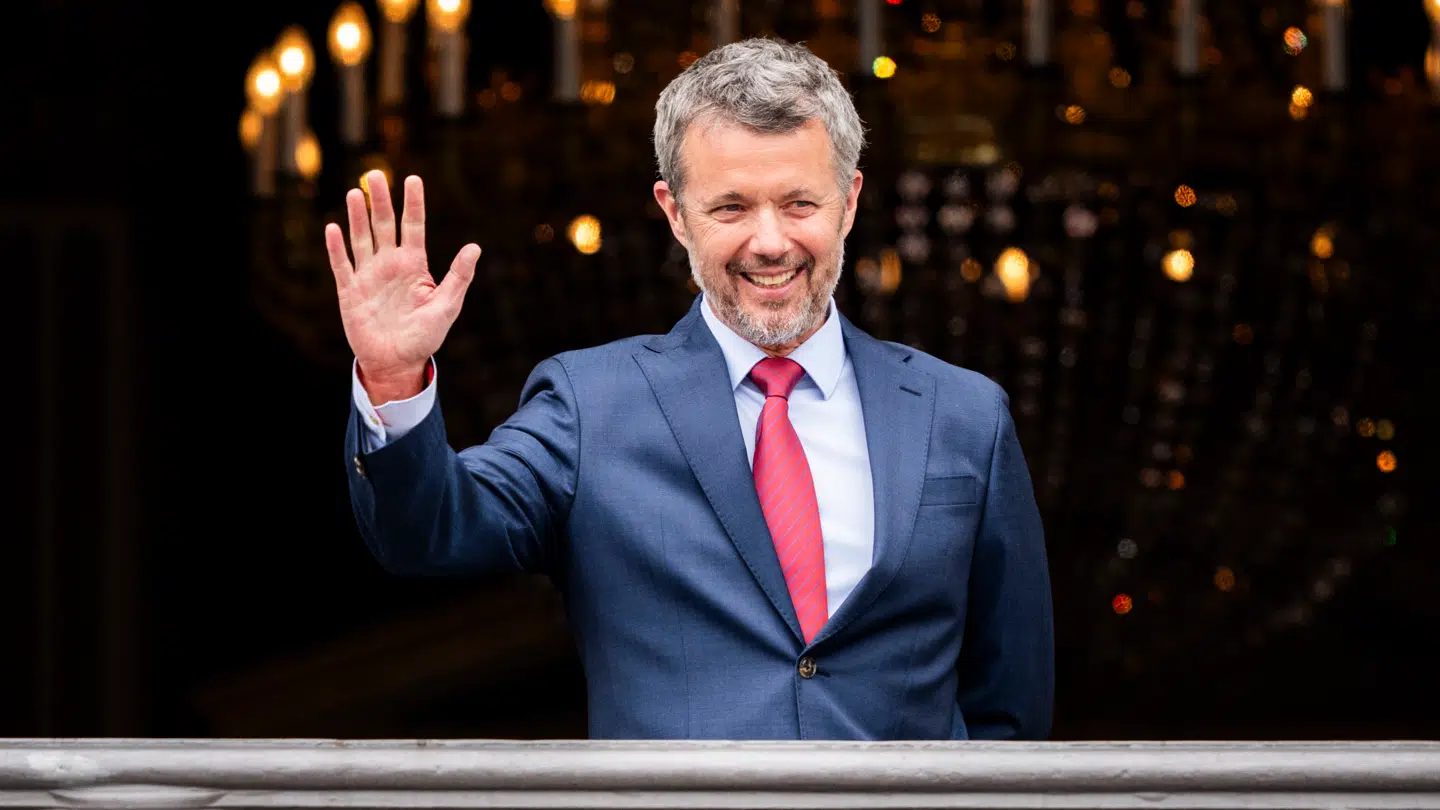 Kong Frederik fotograferet på balkonen på Amalienborg på sin fødselsdag sidste år. (Arkivfoto)