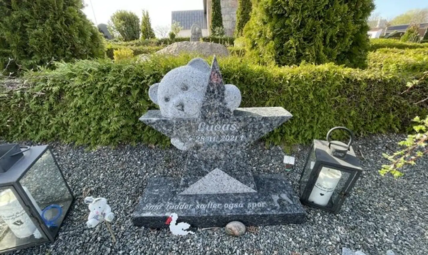Lille Lucas' gravsted, som familien ofte besøger. 'Små fødder sætter også spor,' står der