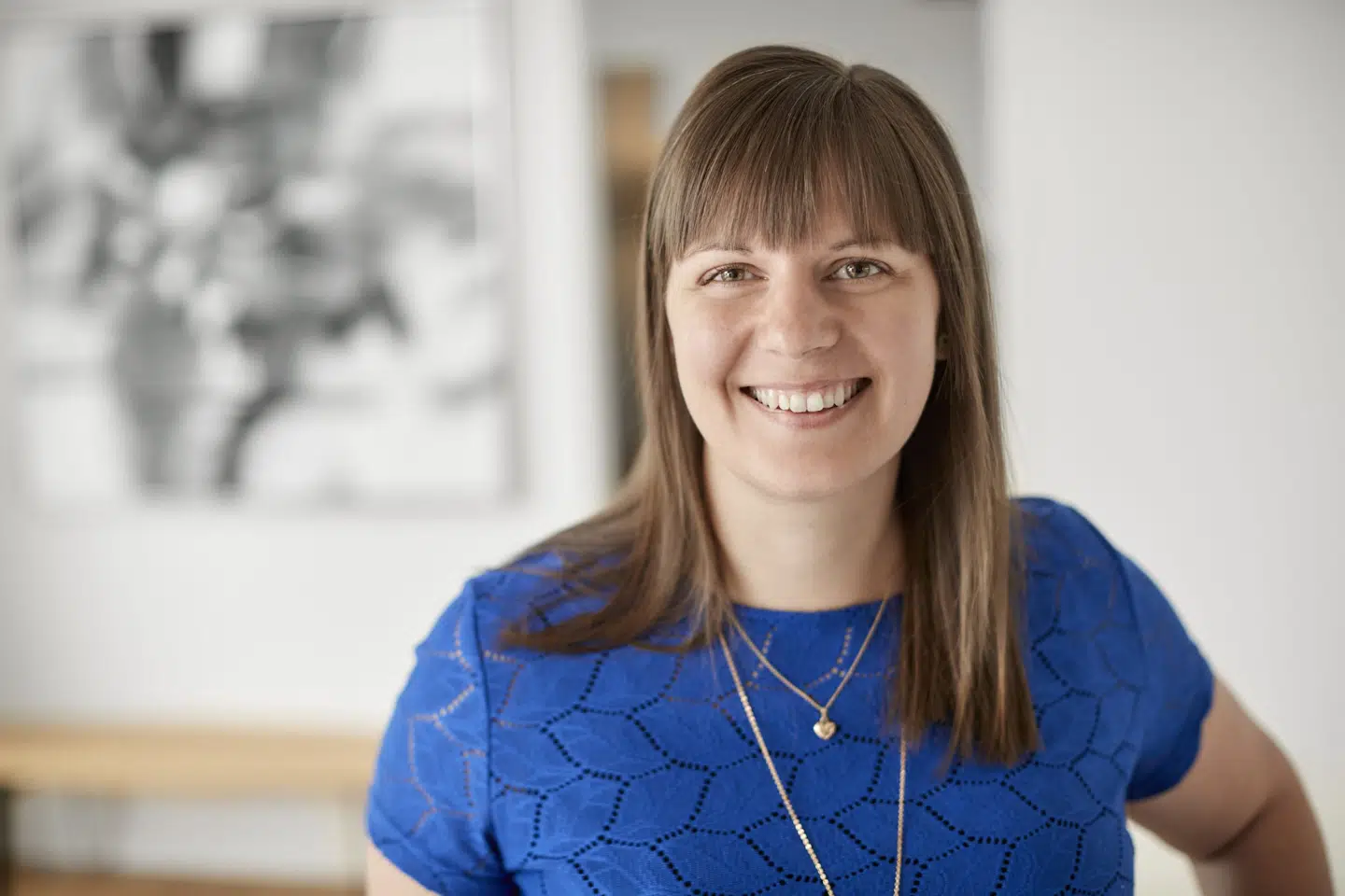 Det tog uger og måneder, før Gitte Dyrbye Holst kunne smile igen. Det kan hun i dag. Men selvom hun smiler, fylder sorgen stadig helt enormt. Og det er ensomt at gå med, siger hun.