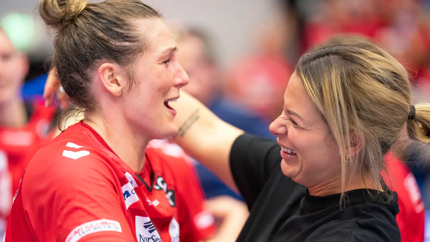 Rikke Iversen og Nora Mørk efter sejren i 1/4-finalen mellem Team Esbjerg og CSM Bucuresti.