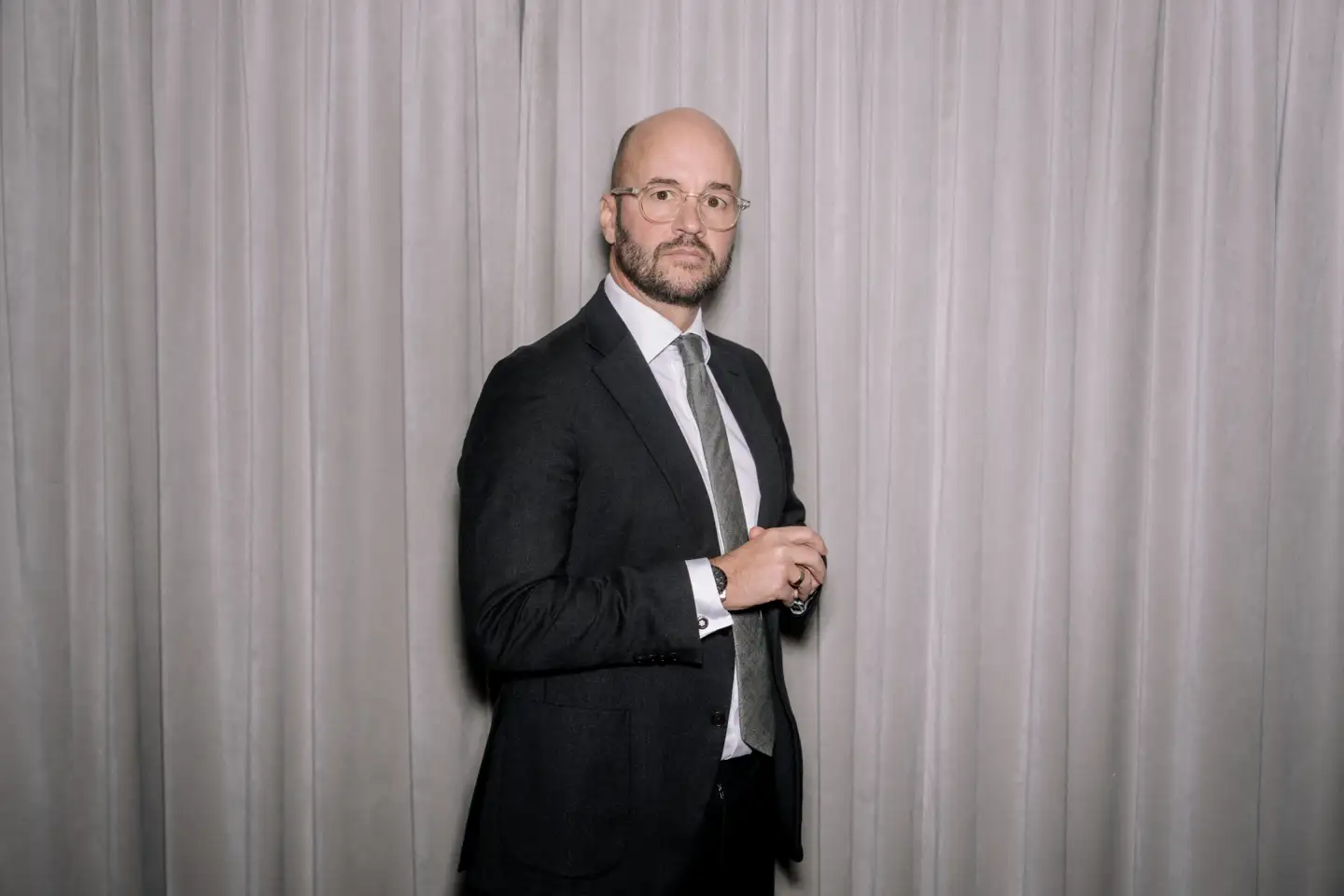 »Hvorfor har vi et samfund, hvor antallet af administratorer i staten skal forsvares med næb og klør, frem for at danskerne kan beholde flere af deres egne penge efter skat?« spørger Jes Brinchmann.