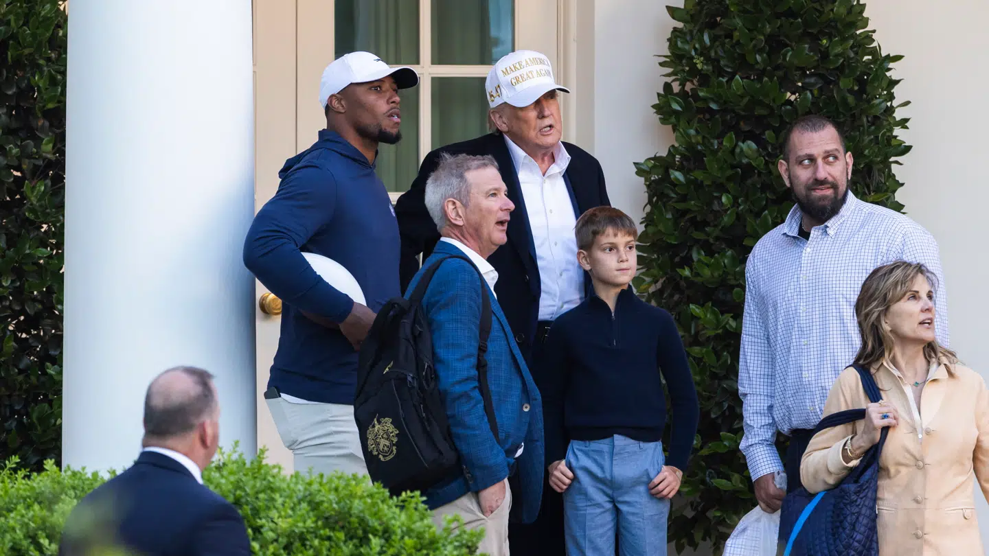 Donald Trump hang ud og fløj til og fra med Saquon Barkley med den hvide kasket.