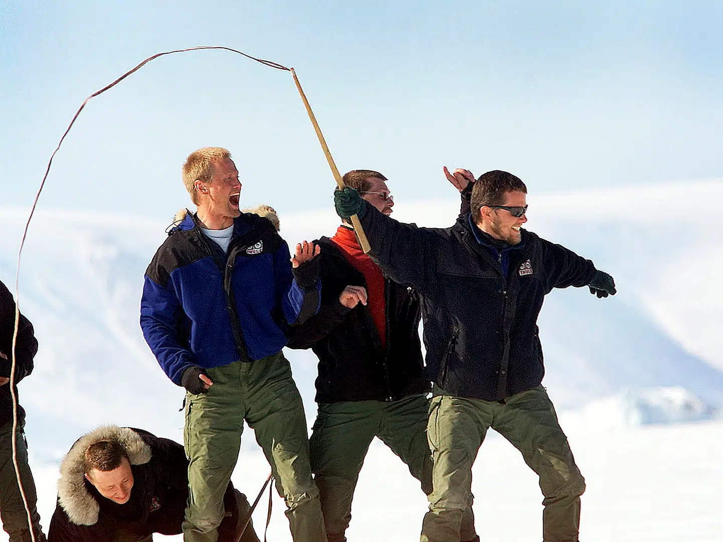 Kronprins Frederik svinger pisken på en af de sidste hundeslædeture i år 2000. Under besøget i Grønland denne uge, skal han igen besøge patruljen.