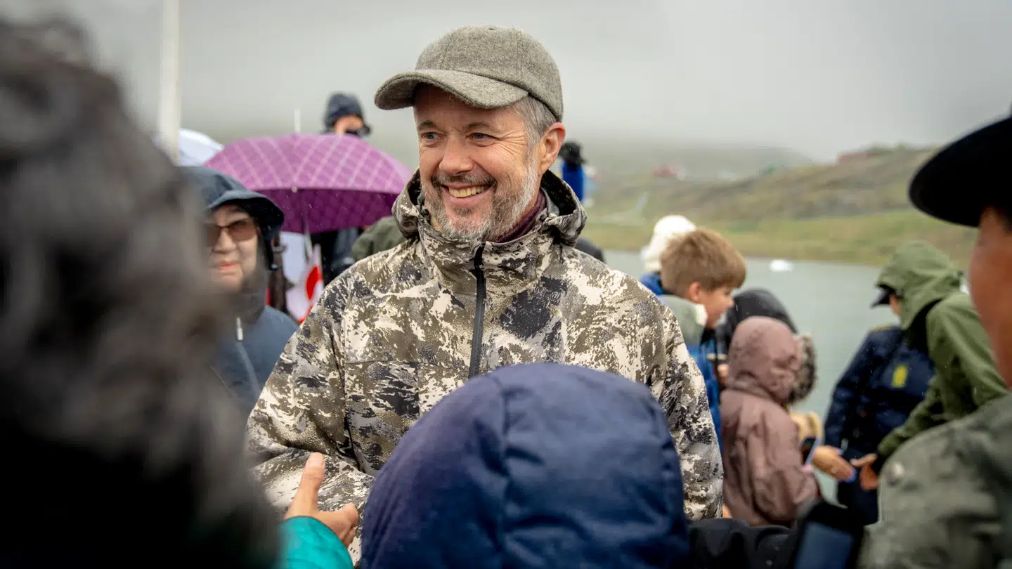 Ifølge B.T.s underholdningsredaktør er der særligt god grund til, at kong Frederik pludselig skal besøge Grønland.