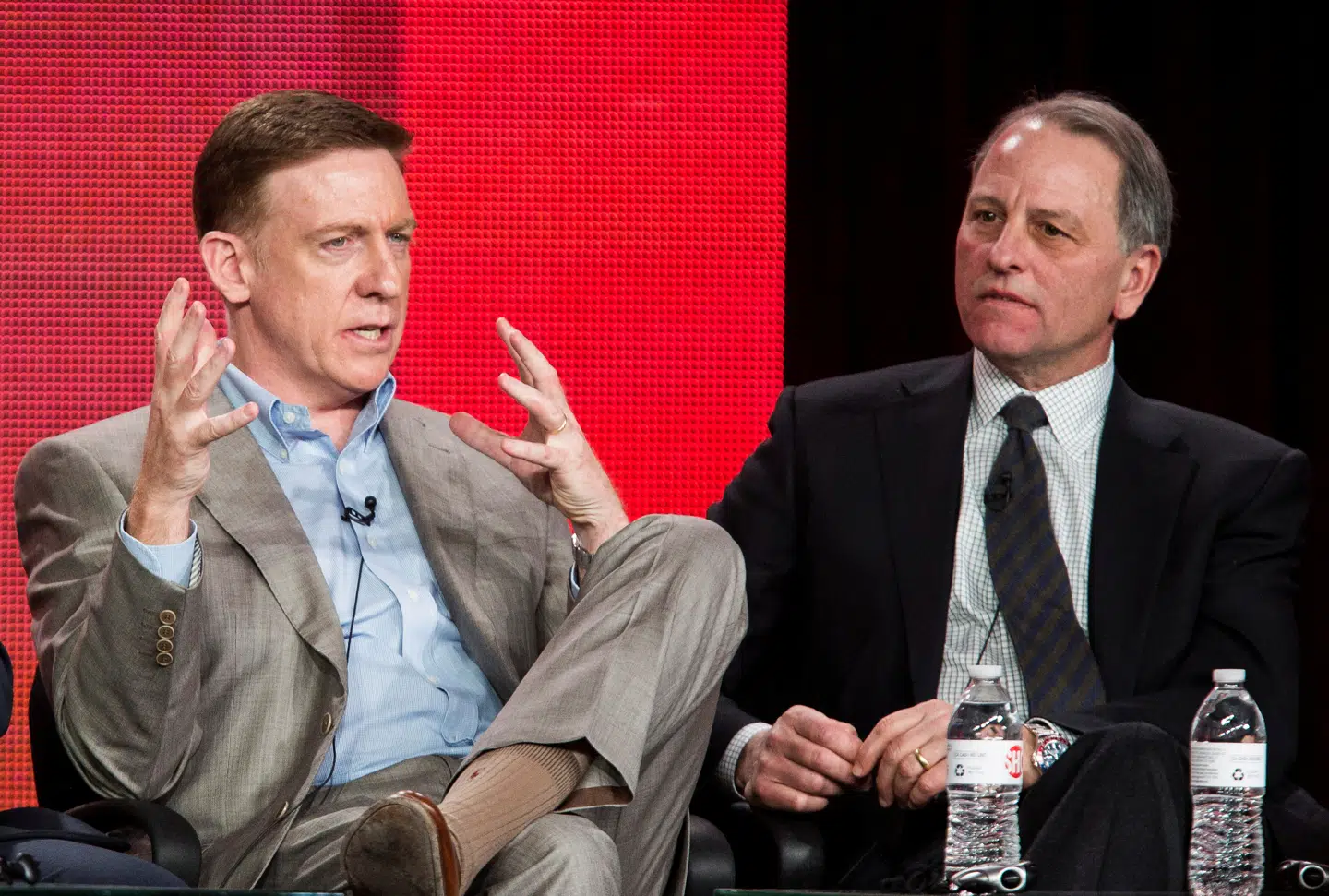 Bill Owens (til venstre) på scenen ved et mediearrangement.