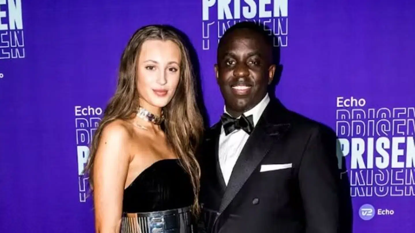 Skuespiller Josephine Højbjerg og komiker Melvin Kakooza var værter ved Echo Prisen i 2024.