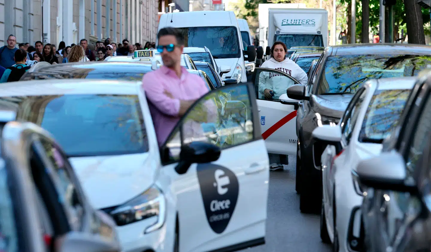 En massiv strømafbrydelse har ramt Spanien og Portugal mandag. Berlingskes korrespondent i Barcelona har måttet få sin information fra bilradioer, og mangler stadig svar på, hvad årsagen bag nedbruddet er.