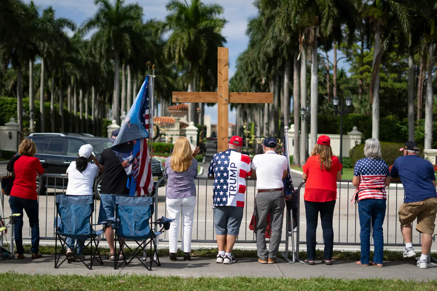 En flok Trump-støtter var mødt op ved Trump International Golf Club i Florida i forbindelse med helligdagen President's Day i februar.