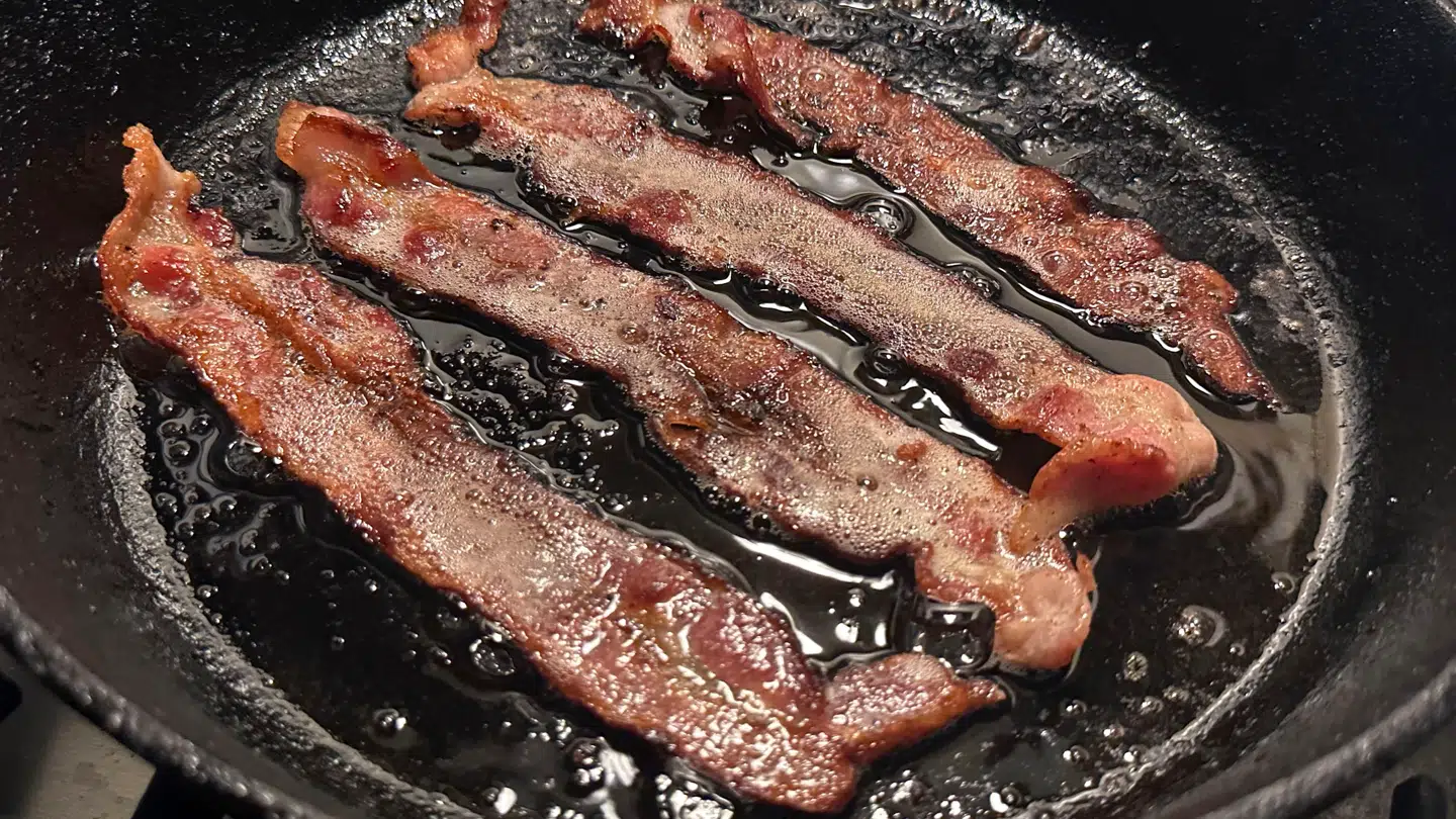 Bacon er en af de fødevarer, som Hjerteforeningen kalder 'ultraforabejdet'.