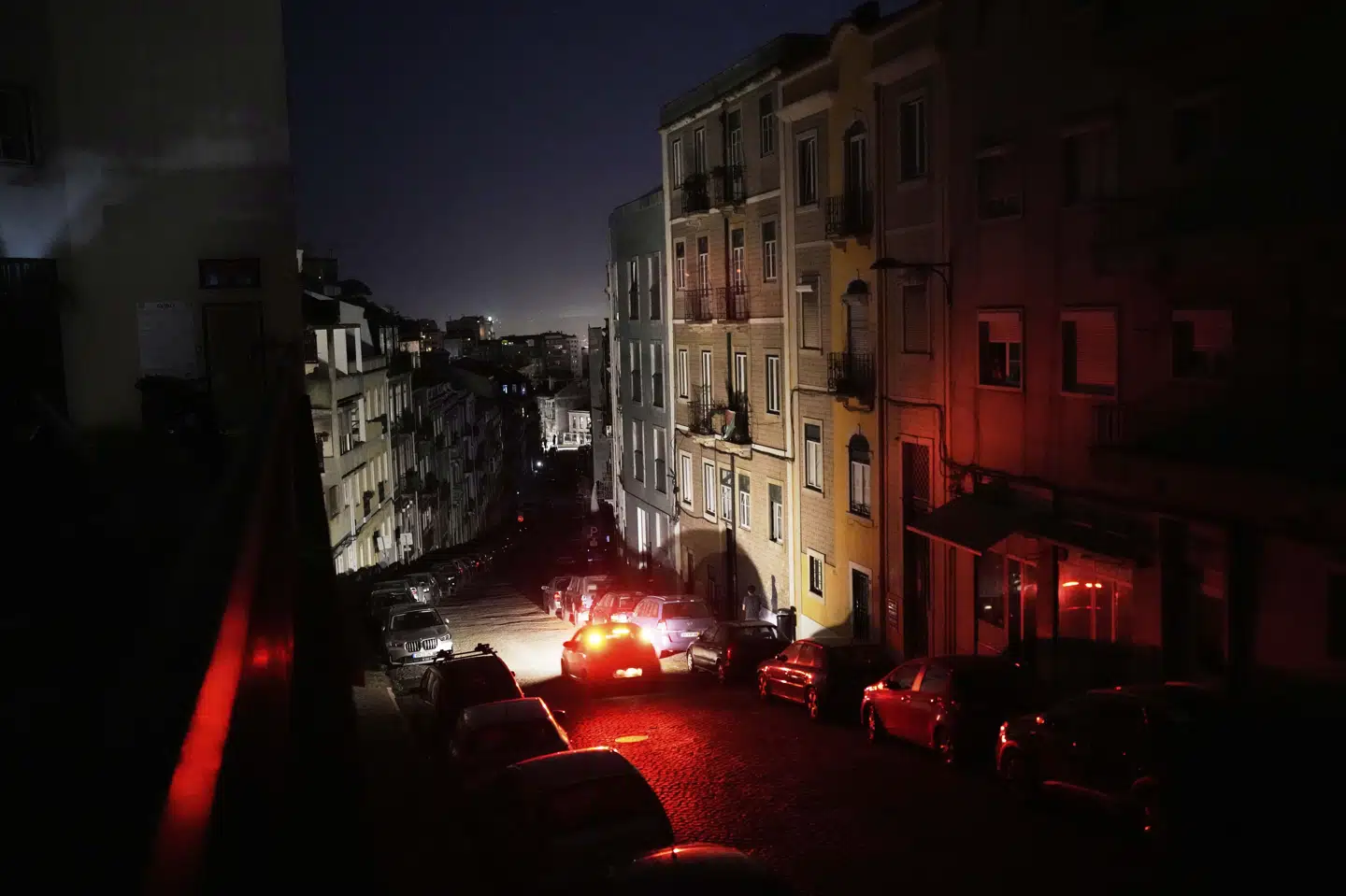 Gaderne i Lissabon var først på aftenen mørklagte på grund af det store nedbrud på elnettet på Den Iberiske Halvø. Mandag aften meddeler elnetoperatøren Ren, at 85 af 89 transformatorstationer er tilbage i drift.