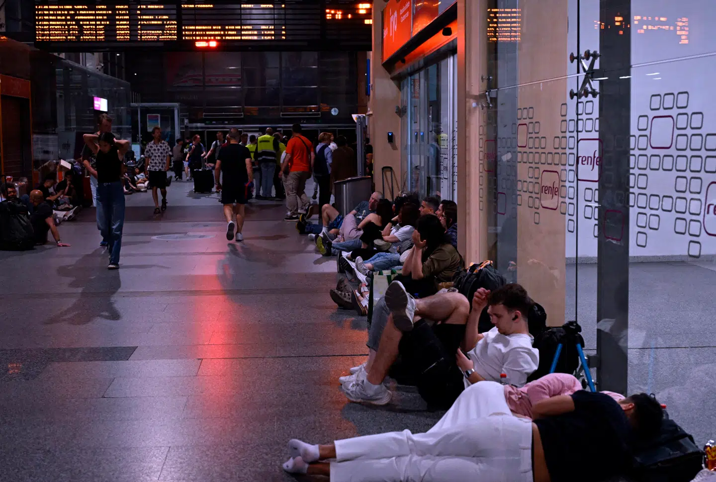 Folk overnatter her på en togstation, Cordoba, under strømnedbruddet.