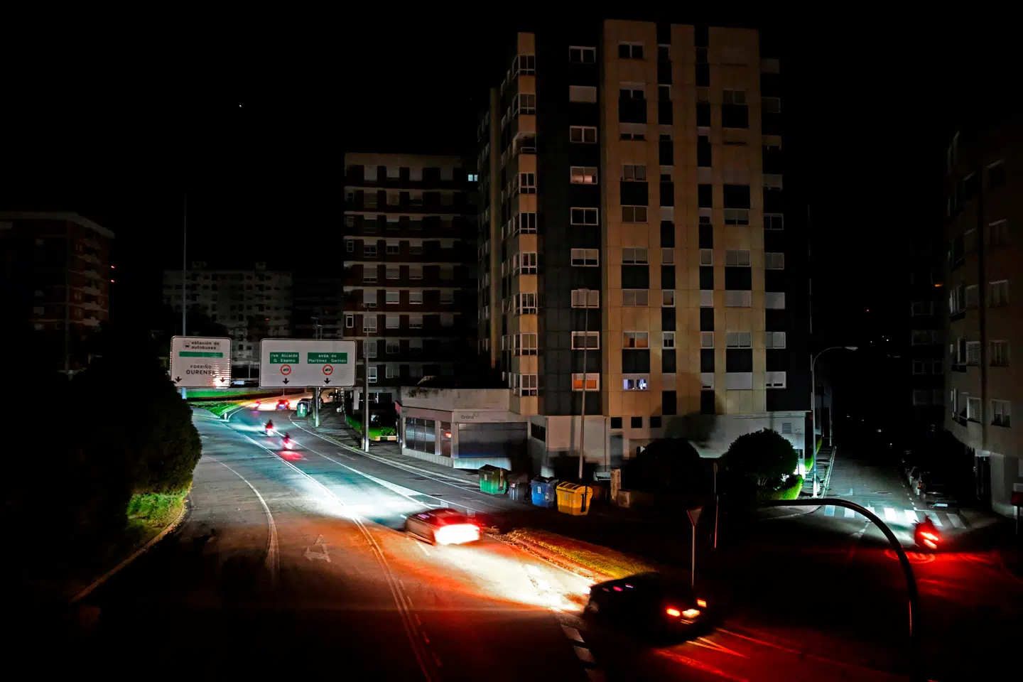 Her ses en mørklagt lagde i Vigo den 28. april.