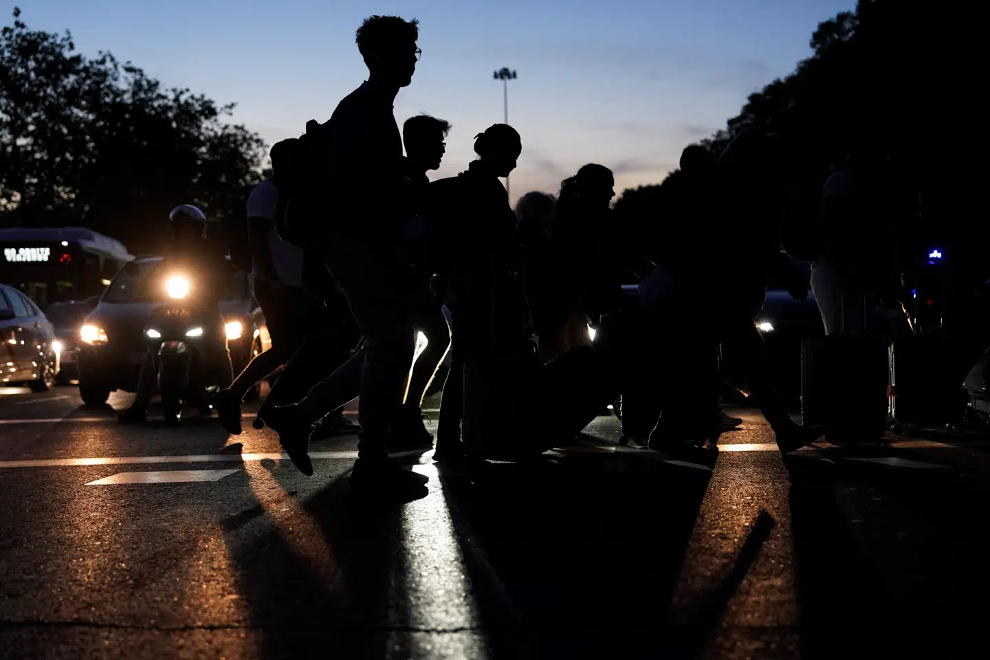 Folk ses her krydse en mørklagt gade i Madrid i Spanien den 28. april.