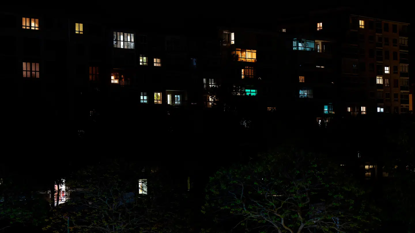 Her ses et lejlighedskompleks i Burgos i Spanien, som er delvist uden strøm natten til tirsdag som følge af det massive strømnedbrud.