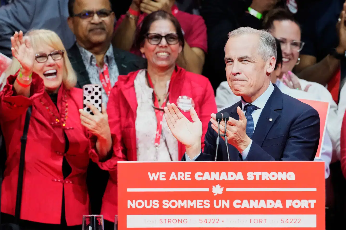 Canadas premierminister, Mark Carney, gik omkring klokken 07.30 tirsdag morgen dansk tid på scenen i Det Liberale Partis hovedkvarter i Ottawa. Her udråbte han partiet til valgets sejrsherre.