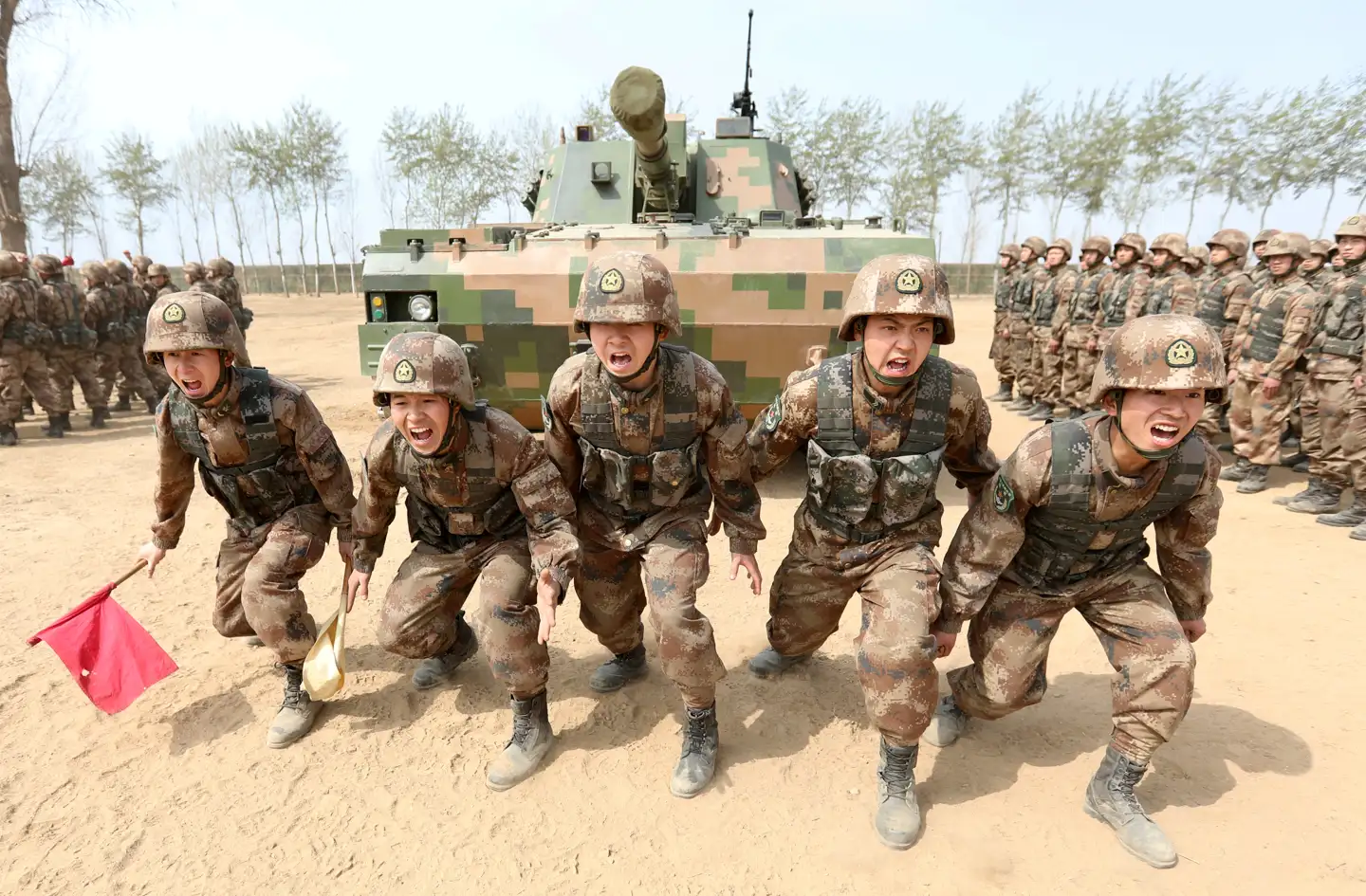 Kina er midt i en omfattende modernisering af landets hær, der udfordrer dets naboer. Her ses militæret under et show i Hebei-provinsen.