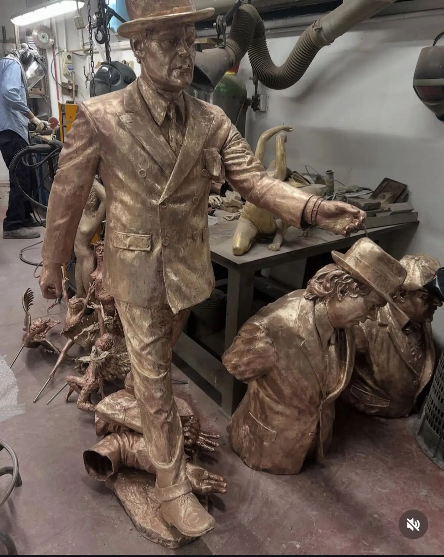 Her ses Egon Olsen i fuld figur på fabrikken i italienske Firenze, mens Benny og Kjeld (th.) endnu mangler at blive samlet.