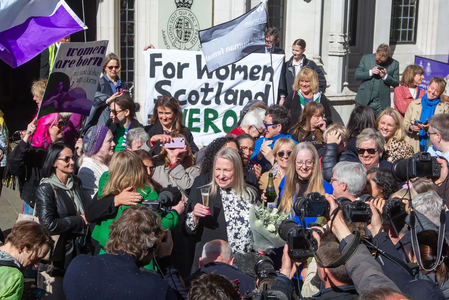 »Flere kvindekrisecentre og herberger oplyste, at de ikke ville følge loven, et akademikerfagforbund opfordrede medlemmerne til at protestere, og en kommentator sagde i tv, at kvinder, der havde fejret dommen med lykkehop og champagne var lige så ekstreme, som de demonstranter, der bar skilte med dødstrusler,« skriver journalist Dorte Toft i denne kommentar.