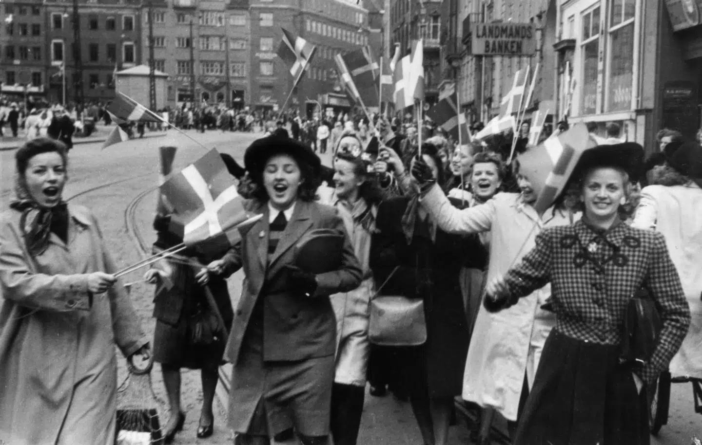 Mens danskerne fejrede Befrielsen i gaderne, blev lille Kurt født på Rigshospitalet. Hans liv blev kort, men 5. maj ligger der blomster i krattet, hvor hans grav engang lå.
