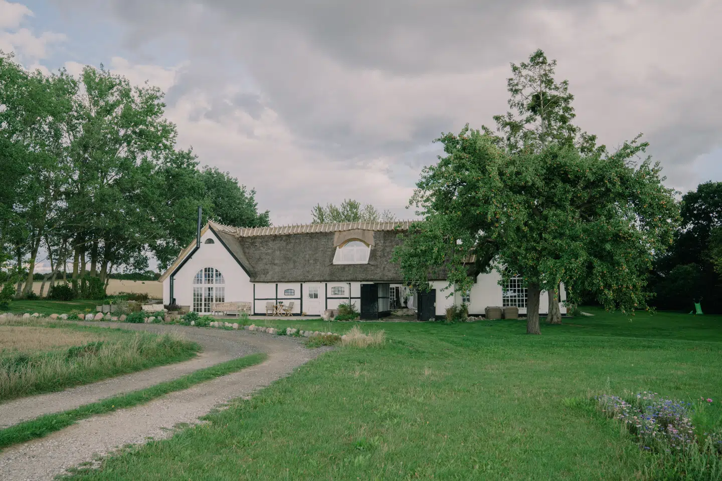Når to vennepar overvejer at købe en ejendom sammen – især en landejendom med drømme om et liv i fællesskab – er det helt afgørende at få lavet en grundig og gennemtænkt samejeaftale.