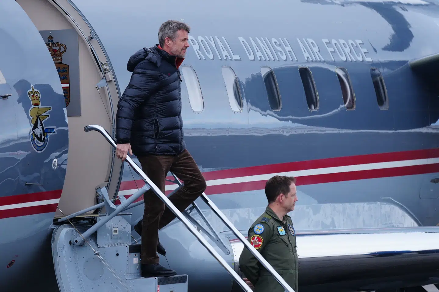 Kongen skulle oprindeligt være landet i Nuuk mandag aften lokal tid. Men grundet dårligt vejr er det blevet udskudt til tirsdag, hvor han ankom omkring klokken 10.15 lokal tid.